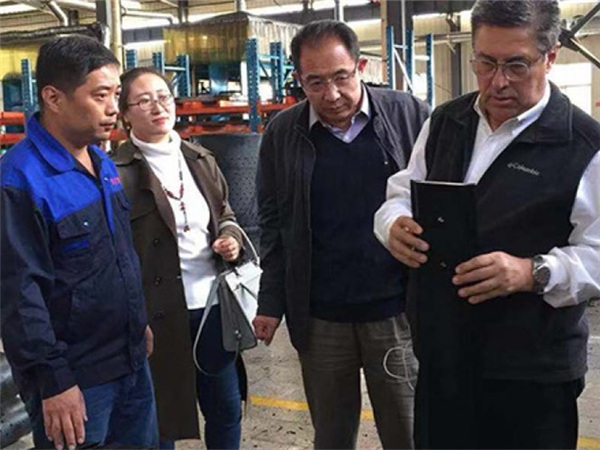 巴西客戶參觀斗提機(jī)帶生產(chǎn)并洽談合作事宜